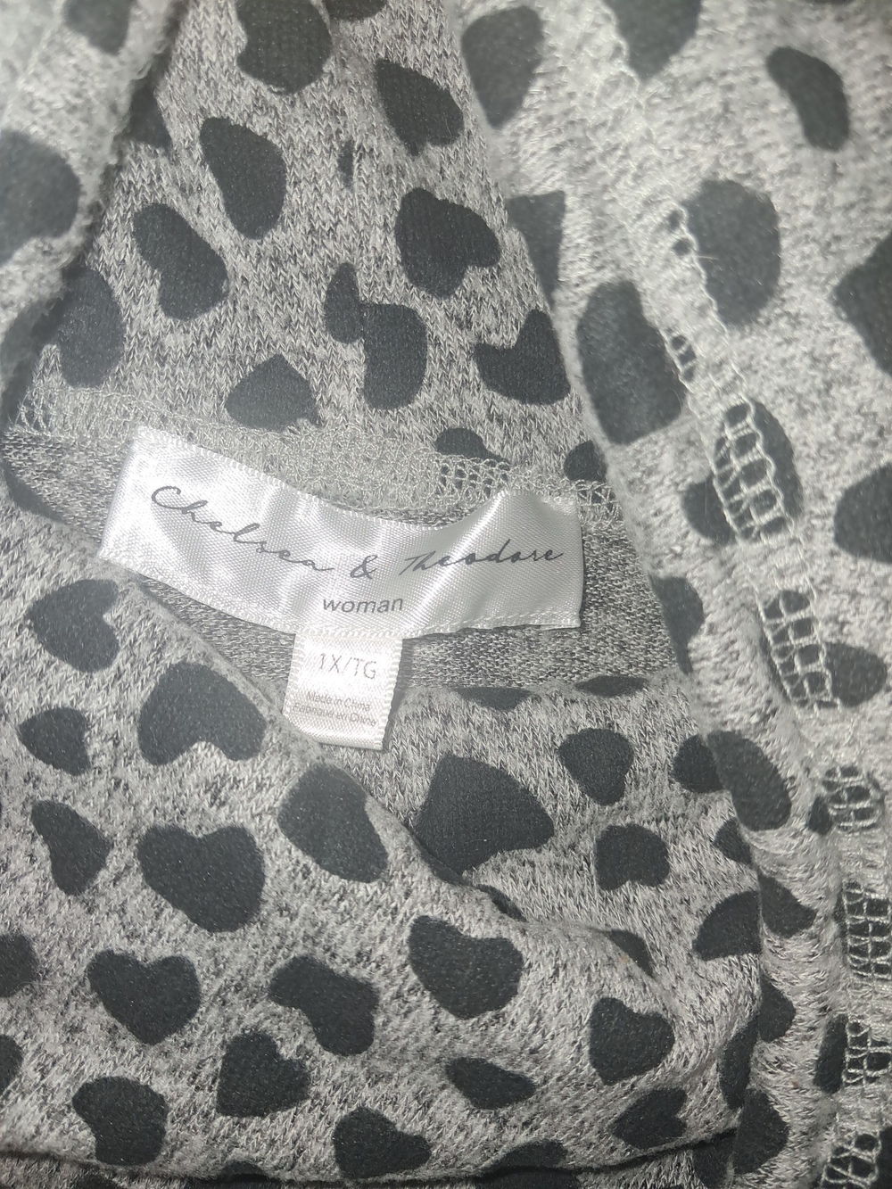 Chelsea & Theodore Gray Heart-Print Pullover Hoodie - Picture 2 of 3